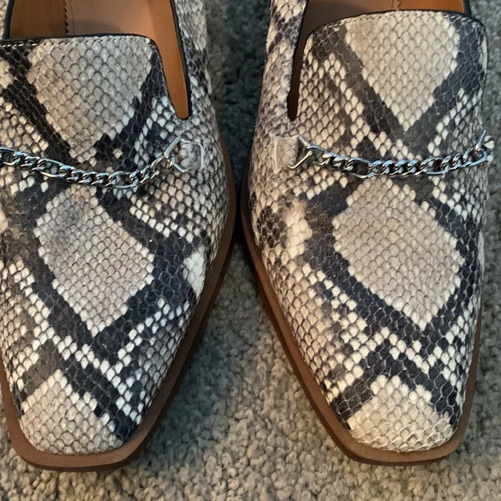 Perfect snakeskin Franco Sarto flats with silver chain accent. Sz 7. Fits 71/2.